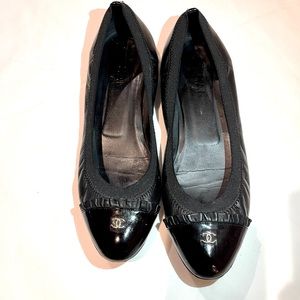 Size 40 Chanel flats. A classic staple for any season.